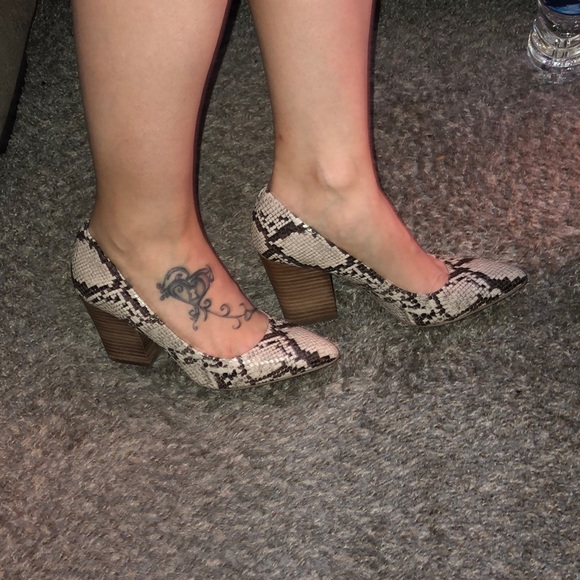 Crown 👑 Vintage Snake skin pumps - Picture 9 of 9